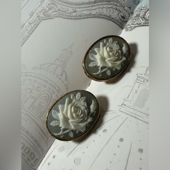 Vintage Avon Rose Cameo Clip-On Earrings – Gold Tone & Pale Blue-Gray Background - Picture 8 of 8